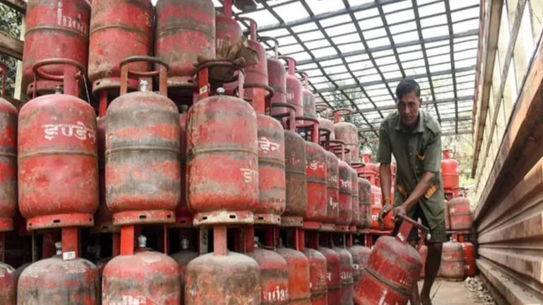 आम आदमी की रसोई पर महंगाई की एक और मार: घरेलू LPG सिलिंडर ₹29 महंगा, पेट्रोल-डीजल के दाम भी आसमान पर