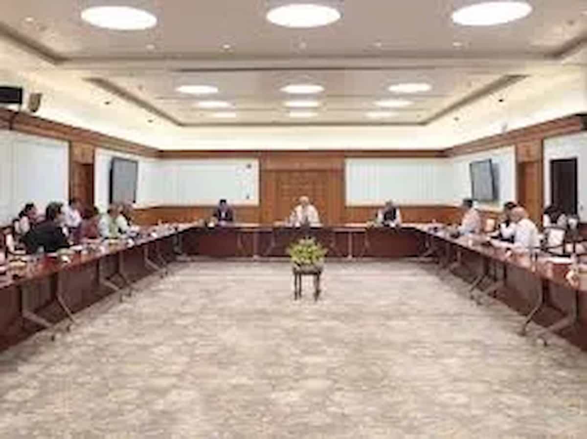 दुनिया भर में मचे आर्थिक संकट के बीच PM ने आर्थिक सलाहकारों संग की हाई-लेवल बैठक