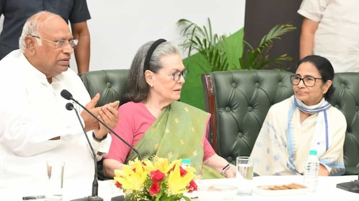 ममता बनर्जी को लगा अब तक का सबसे बड़ा झटका! सोनिया गांधी के साथ चल रही थी सीक्रेट मीटिंग