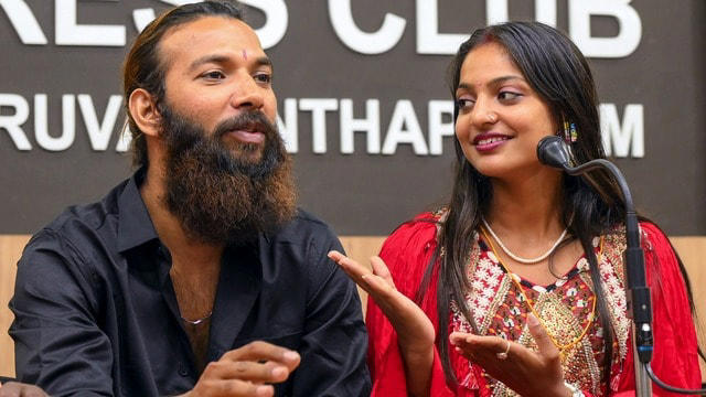 महाकुंभ से चर्चा में आईं मोनालिसा की शादी पर कानूनी घमासान: केरल हाई कोर्ट ने सुरक्षित रखा फैसला, कोर्ट में गूंजी तीखी दलीलें
