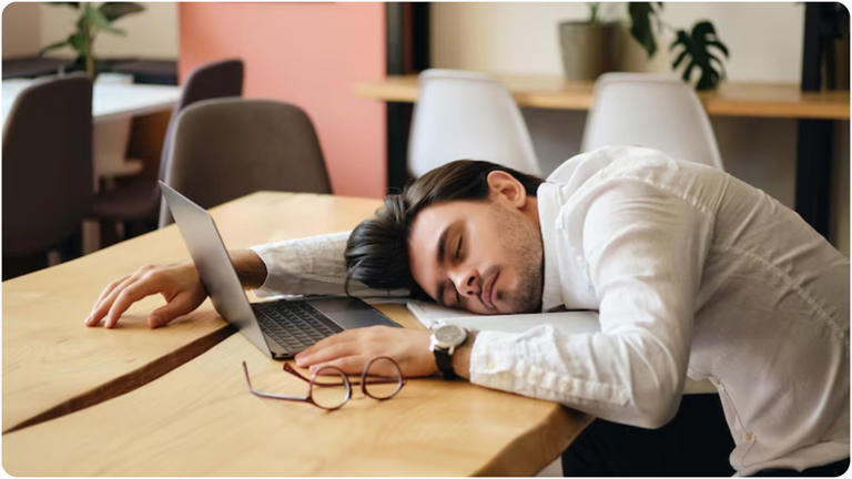 Food Coma: लंच के बाद आने वाली सुस्ती सिर्फ आलस है या शरीर में छिपी किसी बीमारी का इशारा?
