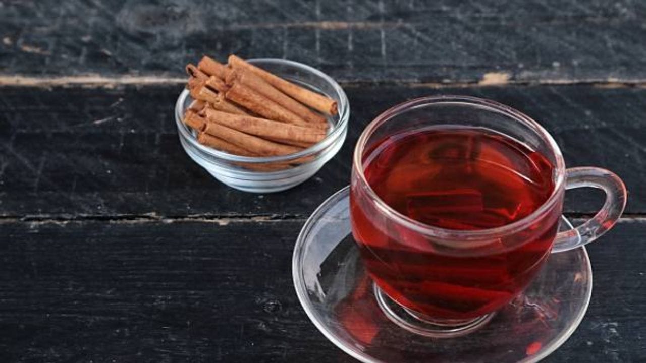 दालचीनी और लौंग दोनों ही गर्म तासीर प्रदान करते हैं। इनमें भरपूर मात्रा में एंटीऑक्सीडेंट पाए जाते हैं, जो शरीर को संक्रमणों से लड़ने में मदद करते हैं। (छवि स्रोत | आईस्टॉक)