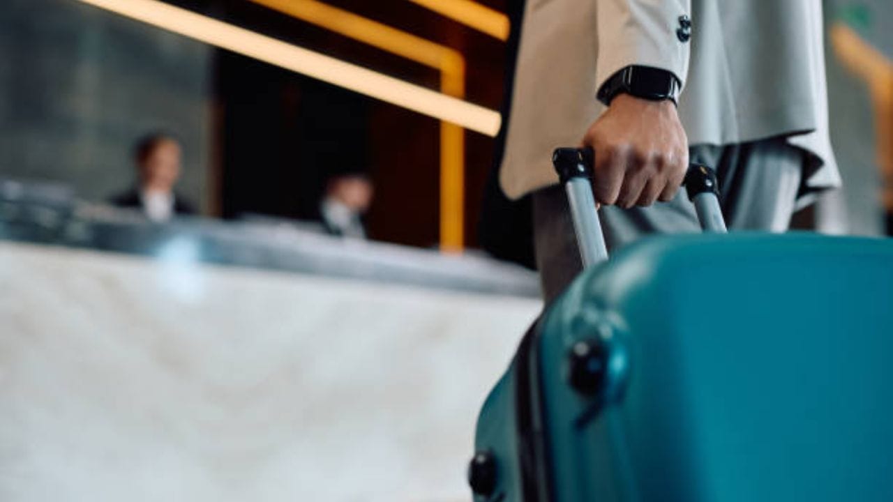 हालांकि, हर होटल के नियम अलग-अलग हो सकते हैं। यदि कमरा खाली है, तो होटल अपनी नीति के अनुसार पहले भी चेक-इन की अनुमति दे सकता है। इसलिए, हर होटल के लिए दोपहर 12 बजे का निश्चित चेक-इन समय होना आवश्यक नहीं है। (छवि स्रोत | iStock)